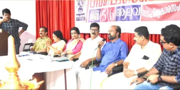 സാഹിത്യ ചര്‍ച്ചയില്‍ ചിന്തകന്‍ എ.പി. അഹമ്മദ് സംസാരിക്കുന്നു. ടി.എസ്. നീലാംബരന്‍, ഇ.കെ. രാജവര്‍മ്മ, ഡോ. വി. സുജാത, ഡോ. രാധ മീര, സി.സി. സുരേഷ്, ഡോ. പി. ശിവപ്രസാദ്, ജി. അമൃത രാജ് സമീപം