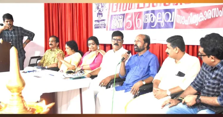 സാഹിത്യ ചര്‍ച്ചയില്‍ ചിന്തകന്‍ എ.പി. അഹമ്മദ് സംസാരിക്കുന്നു. ടി.എസ്. നീലാംബരന്‍, ഇ.കെ. രാജവര്‍മ്മ, ഡോ. വി. സുജാത, ഡോ. രാധ മീര, സി.സി. സുരേഷ്, ഡോ. പി. ശിവപ്രസാദ്, ജി. അമൃത രാജ് സമീപം