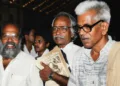 പ്രൊഫ. തുറവൂര്‍ വിശ്വംഭരന്‍, മഹാകവി അക്കിത്തം എന്നിവര്‍ക്കൊപ്പം പി. നാരായണക്കുറുപ്പ്‌