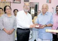 കവി പി. നാരായണക്കുറുപ്പിന് സംസ്ഥാന ചീഫ് സെക്രട്ടറിയായിരുന്ന ഡോ. വി.പി ജോയി
പദ്മശ്രീ പുരസ്‌കാരം സമ്മാനിച്ചപ്പോള്‍