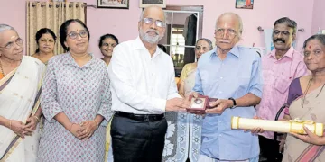 കവി പി. നാരായണക്കുറുപ്പിന് സംസ്ഥാന ചീഫ് സെക്രട്ടറിയായിരുന്ന ഡോ. വി.പി ജോയി
പദ്മശ്രീ പുരസ്കാരം സമ്മാനിച്ചപ്പോള്