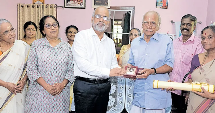 കവി പി. നാരായണക്കുറുപ്പിന് സംസ്ഥാന ചീഫ് സെക്രട്ടറിയായിരുന്ന ഡോ. വി.പി ജോയി
പദ്മശ്രീ പുരസ്‌കാരം സമ്മാനിച്ചപ്പോള്‍