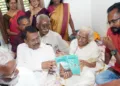 പുസ്തക പ്രകാശന ചടങ്ങിന് മുമ്പ് അമ്മ പി. ഭവാനിയമ്മയ്ക്ക് ജന്മദിന സമ്മാനമായി പുസ്തകങ്ങള്‍ സമര്‍പ്പിച്ചപ്പോള്‍. മിസോറാം മുന്‍ ഗവര്‍ണര്‍ കുമ്മനം രാജശേഖരന്‍ സമീപം