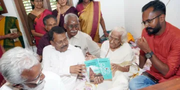 പുസ്തക പ്രകാശന ചടങ്ങിന് മുമ്പ് അമ്മ പി. ഭവാനിയമ്മയ്ക്ക് ജന്മദിന സമ്മാനമായി പുസ്തകങ്ങള്‍ സമര്‍പ്പിച്ചപ്പോള്‍. മിസോറാം മുന്‍ ഗവര്‍ണര്‍ കുമ്മനം രാജശേഖരന്‍ സമീപം