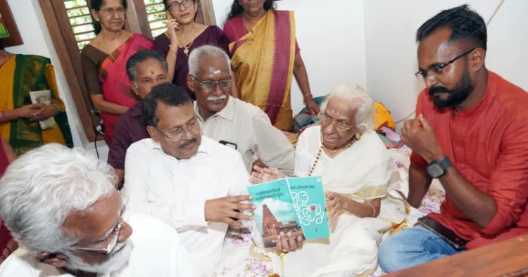 പുസ്തക പ്രകാശന ചടങ്ങിന് മുമ്പ് അമ്മ പി. ഭവാനിയമ്മയ്ക്ക് ജന്മദിന സമ്മാനമായി പുസ്തകങ്ങള്‍ സമര്‍പ്പിച്ചപ്പോള്‍. മിസോറാം മുന്‍ ഗവര്‍ണര്‍ കുമ്മനം രാജശേഖരന്‍ സമീപം