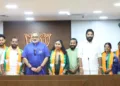 സിപിഐ വഴുതക്കാട് ബ്രാഞ്ച് സെക്രട്ടറിയുമായിരുന്ന രാഹുല്‍ കുമാര്‍ എസ്.ആറിന്റെ നേതൃത്വത്തില്‍ ബിജെപിയില്‍ ചേര്‍ന്ന പ്രവര്‍ത്തകര്‍ സംസ്ഥാന അധ്യക്ഷന്‍ രാജീവ് ചന്ദ്രശേഖറിനൊപ്പം