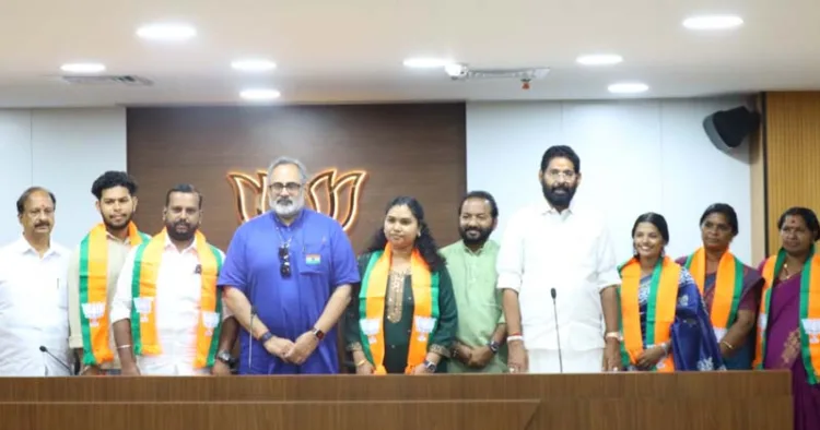സിപിഐ വഴുതക്കാട് ബ്രാഞ്ച് സെക്രട്ടറിയുമായിരുന്ന രാഹുല് കുമാര് എസ്.ആറിന്റെ നേതൃത്വത്തില് ബിജെപിയില് ചേര്ന്ന പ്രവര്ത്തകര് സംസ്ഥാന അധ്യക്ഷന് രാജീവ് ചന്ദ്രശേഖറിനൊപ്പം