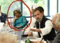 തന്‍റെ യുഎസിലേക്കുള്ള വിദേശയാത്രയില്‍ രാഹുല്‍ ഗാന്ധി സുനിത വിശ്വനാഥുമായി (ചുവന്ന വളയത്തില്‍) കൂടിക്കാഴ്ച നടത്തുന്നു. അമേരിക്കന്‍ ശകകോടീശ്വരന്‍ ജോര്‍ജ്ജ് സോറോസിന്‍റെ നിരവധി എന്‍ജിഒകളുടെ ചുമതലയുള്ള വ്യക്തിയാണ് സുനിത വിശ്വനാഥ്.