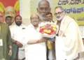 പത്മഭൂഷണ്‍ പുരസ്‌കാരം നേടിയ എസ്എന്‍ഡിപി യോഗം ജനറല്‍ സെക്രട്ടറിയും എസ്എന്‍ ട്രസ്റ്റ് സെക്രട്ടറിയുമായ വെള്ളാപ്പള്ളി നടേശനെ ബിജെപി സംസ്ഥാന അധ്യക്ഷന്‍ രാജീവ് ചന്ദ്രശേഖര്‍ ബെംഗളൂരുവില്‍ നടന്ന എസ്എന്‍ഡിപി യോഗം നേതൃത്വ ക്യാമ്പില്‍ അനുമോദിക്കുന്നു. യോഗം വൈസ് പ്രസിഡന്റ് തുഷാര്‍ വെള്ളാപ്പള്ളി, ദേവസ്വം സെക്രട്ടറി അരയണ്ടി സന്തോഷ്, സിനില്‍ മുണ്ടപ്പള്ളി എന്നിവര്‍ സമീപം