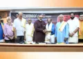 'അടിയന്തരാവസ്ഥയുടെ കരിദിനങ്ങള്‍ ഒരു ഓര്‍മപ്പെടുത്തല്‍: ജനാധിപത്യം ഇരുളടഞ്ഞ 51 വര്‍ഷം' എന്ന വിഷയത്തില്‍ ബിജെപി തിരുവനന്തപുരത്ത് സംഘടിപ്പിച്ച പരിപാടിയില്‍ ബിജെപി സംസ്ഥാന അധ്യക്ഷന്‍ രാജീവ് ചന്ദ്രശേഖര്‍ അടിയന്തരാവസ്ഥ വിരുദ്ധ പോരാളികളെ ആദരിച്ചപ്പോള്‍. ബിജെപി നേതാക്കളായ പാങ്ങപ്പാറ രാജീവ്, പാപ്പനംകോട് സജി, അടിയന്തരാവസ്ഥ വിരുദ്ധ പോരാളികളായ കേശവന്‍നായര്‍, അഡ്വ. സി. ഗോപാലകൃഷ്ണന്‍, പി. രാഘവന്‍, ഡോ. കെ.എന്‍. മധുസൂദനന്‍പിള്ള, പ്രൊഫ. പൂജപ്പുര കൃഷ്ണന്‍ നായര്‍, ബിജെപി ജില്ലാ അധ്യക്ഷന്‍ കരമന ജയന്‍, ദേശീയ കൗണ്‍സില്‍ അംഗം പി. അശോക്കുമാര്‍, സംസ്ഥാന ജനറല്‍ സെക്രട്ടറി അഡ്വ എസ്. സുരേഷ് സമീപം