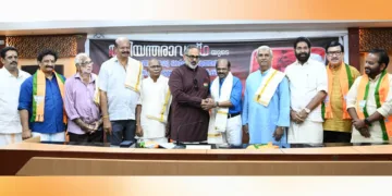 'അടിയന്തരാവസ്ഥയുടെ കരിദിനങ്ങള്‍ ഒരു ഓര്‍മപ്പെടുത്തല്‍: ജനാധിപത്യം ഇരുളടഞ്ഞ 51 വര്‍ഷം' എന്ന വിഷയത്തില്‍ ബിജെപി തിരുവനന്തപുരത്ത് സംഘടിപ്പിച്ച പരിപാടിയില്‍ ബിജെപി സംസ്ഥാന അധ്യക്ഷന്‍ രാജീവ് ചന്ദ്രശേഖര്‍ അടിയന്തരാവസ്ഥ വിരുദ്ധ പോരാളികളെ ആദരിച്ചപ്പോള്‍. ബിജെപി നേതാക്കളായ പാങ്ങപ്പാറ രാജീവ്, പാപ്പനംകോട് സജി, അടിയന്തരാവസ്ഥ വിരുദ്ധ പോരാളികളായ കേശവന്‍നായര്‍, അഡ്വ. സി. ഗോപാലകൃഷ്ണന്‍, പി. രാഘവന്‍, ഡോ. കെ.എന്‍. മധുസൂദനന്‍പിള്ള, പ്രൊഫ. പൂജപ്പുര കൃഷ്ണന്‍ നായര്‍, ബിജെപി ജില്ലാ അധ്യക്ഷന്‍ കരമന ജയന്‍, ദേശീയ കൗണ്‍സില്‍ അംഗം പി. അശോക്കുമാര്‍, സംസ്ഥാന ജനറല്‍ സെക്രട്ടറി അഡ്വ എസ്. സുരേഷ് സമീപം