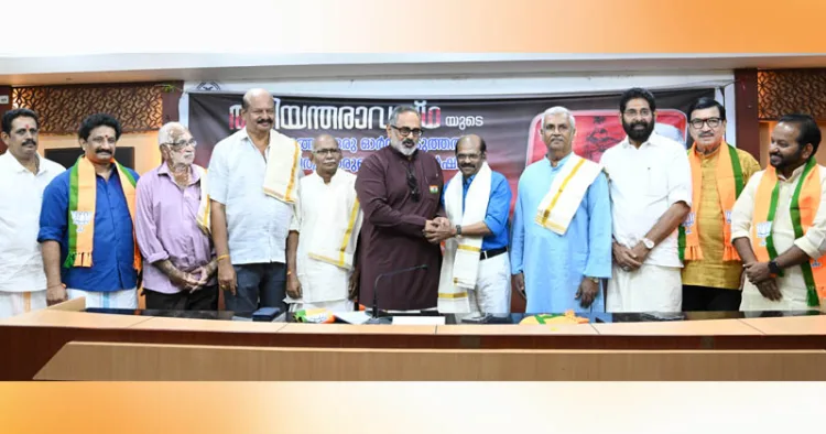 'അടിയന്തരാവസ്ഥയുടെ കരിദിനങ്ങള്‍ ഒരു ഓര്‍മപ്പെടുത്തല്‍: ജനാധിപത്യം ഇരുളടഞ്ഞ 51 വര്‍ഷം' എന്ന വിഷയത്തില്‍ ബിജെപി തിരുവനന്തപുരത്ത് സംഘടിപ്പിച്ച പരിപാടിയില്‍ ബിജെപി സംസ്ഥാന അധ്യക്ഷന്‍ രാജീവ് ചന്ദ്രശേഖര്‍ അടിയന്തരാവസ്ഥ വിരുദ്ധ പോരാളികളെ ആദരിച്ചപ്പോള്‍. ബിജെപി നേതാക്കളായ പാങ്ങപ്പാറ രാജീവ്, പാപ്പനംകോട് സജി, അടിയന്തരാവസ്ഥ വിരുദ്ധ പോരാളികളായ കേശവന്‍നായര്‍, അഡ്വ. സി. ഗോപാലകൃഷ്ണന്‍, പി. രാഘവന്‍, ഡോ. കെ.എന്‍. മധുസൂദനന്‍പിള്ള, പ്രൊഫ. പൂജപ്പുര കൃഷ്ണന്‍ നായര്‍, ബിജെപി ജില്ലാ അധ്യക്ഷന്‍ കരമന ജയന്‍, ദേശീയ കൗണ്‍സില്‍ അംഗം പി. അശോക്കുമാര്‍, സംസ്ഥാന ജനറല്‍ സെക്രട്ടറി അഡ്വ എസ്. സുരേഷ് സമീപം