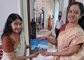 രഞ്ജിനി സ്വന്തം പുസ്തകങ്ങള്‍ അശ്വതി തിരുന്നാള്‍ ലക്ഷ്മിഭായ് തമ്പുരാട്ടിക്ക് സമ്മാനിക്കുന്നു