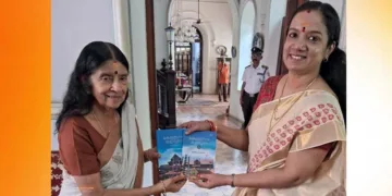 രഞ്ജിനി സ്വന്തം പുസ്തകങ്ങള് അശ്വതി തിരുന്നാള് ലക്ഷ്മിഭായ് തമ്പുരാട്ടിക്ക് സമ്മാനിക്കുന്നു