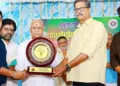 വെളിയത്തുനാട് തന്ത്രവിദ്യാപീഠത്തില്‍ നടന്ന മാധവ്ജി ശതാബ്ദി ആഘോഷ സമാപന സമ്മേളനത്തില്‍ റിട്ട. ജസ്റ്റിസ് പി.ആര്‍. രാമനില്‍ നിന്ന് ആര്‍. രവീന്ദ്രന് വേണ്ടി മകന്‍ മനോജ് പുരസ്‌കാരം ഏറ്റുവാങ്ങുന്നു