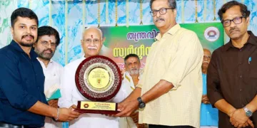 വെളിയത്തുനാട് തന്ത്രവിദ്യാപീഠത്തില്‍ നടന്ന മാധവ്ജി ശതാബ്ദി ആഘോഷ സമാപന സമ്മേളനത്തില്‍ റിട്ട. ജസ്റ്റിസ് പി.ആര്‍. രാമനില്‍ നിന്ന് ആര്‍. രവീന്ദ്രന് വേണ്ടി മകന്‍ മനോജ് പുരസ്‌കാരം ഏറ്റുവാങ്ങുന്നു