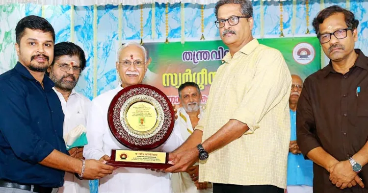 വെളിയത്തുനാട് തന്ത്രവിദ്യാപീഠത്തില്‍ നടന്ന മാധവ്ജി ശതാബ്ദി ആഘോഷ സമാപന സമ്മേളനത്തില്‍ റിട്ട. ജസ്റ്റിസ് പി.ആര്‍. രാമനില്‍ നിന്ന് ആര്‍. രവീന്ദ്രന് വേണ്ടി മകന്‍ മനോജ് പുരസ്‌കാരം ഏറ്റുവാങ്ങുന്നു