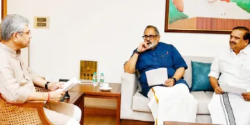 ബിജെപി സംസ്ഥാന അധ്യക്ഷന്‍ രാജീവ് ചന്ദ്രശേഖര്‍ എംഎല്‍എ ദല്‍ഹിയില്‍ കേന്ദ്ര റെയില്‍വേ മന്ത്രി അശ്വിനി വൈഷ്ണവുമായി കൂടിക്കാഴ്ച നടത്തിയപ്പോള്‍. റെയില്‍വേ പാസഞ്ചര്‍ അമിനിറ്റീസ് കമ്മിറ്റി മുന്‍ ചെയര്‍മാന്‍ പി.കെ. കൃഷ്ണദാസ് സമീപം