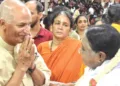 ഇടപ്പള്ളി ബ്രഹ്‌മസ്ഥാന വാര്‍ഷിക മഹോത്സവത്തിനെത്തിയ സദാനന്ദന്‍ മാസ്റ്റര്‍ എംപിയെ മാതാ അമൃതാനന്ദമയീ ദേവി അനുഗ്രഹിക്കുന്നു
