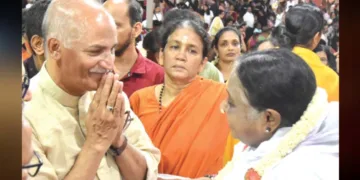 ഇടപ്പള്ളി ബ്രഹ്മസ്ഥാന വാര്ഷിക മഹോത്സവത്തിനെത്തിയ സദാനന്ദന് മാസ്റ്റര് എംപിയെ മാതാ അമൃതാനന്ദമയീ ദേവി അനുഗ്രഹിക്കുന്നു