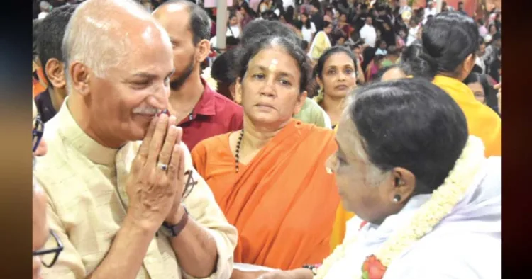 ഇടപ്പള്ളി ബ്രഹ്മസ്ഥാന വാര്ഷിക മഹോത്സവത്തിനെത്തിയ സദാനന്ദന് മാസ്റ്റര് എംപിയെ മാതാ അമൃതാനന്ദമയീ ദേവി അനുഗ്രഹിക്കുന്നു
