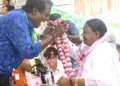 സലിം കുമാര്‍ മാതാ അമൃതാനന്ദമയീ ദേവിയെ ഹാരാര്‍പ്പണം
ചെയ്യുന്നു (ഫയല്‍ ഫോട്ടോ)