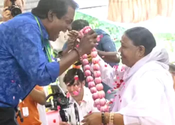 സലിം കുമാര്‍ മാതാ അമൃതാനന്ദമയീ ദേവിയെ ഹാരാര്‍പ്പണം
ചെയ്യുന്നു (ഫയല്‍ ഫോട്ടോ)
