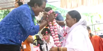 സലിം കുമാര്‍ മാതാ അമൃതാനന്ദമയീ ദേവിയെ ഹാരാര്‍പ്പണം
ചെയ്യുന്നു (ഫയല്‍ ഫോട്ടോ)