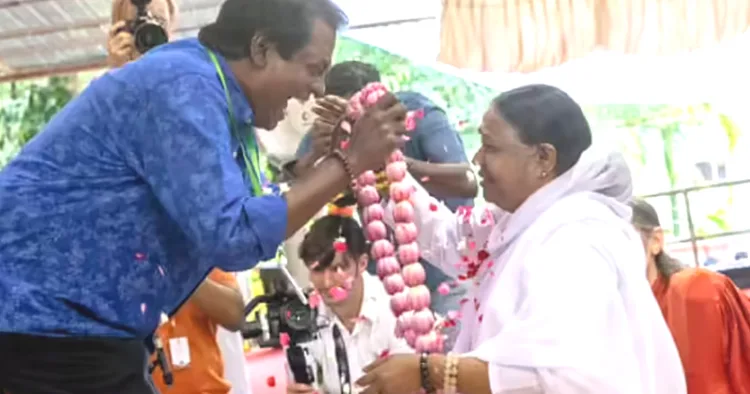 സലിം കുമാര് മാതാ അമൃതാനന്ദമയീ ദേവിയെ ഹാരാര്പ്പണം
ചെയ്യുന്നു (ഫയല് ഫോട്ടോ)