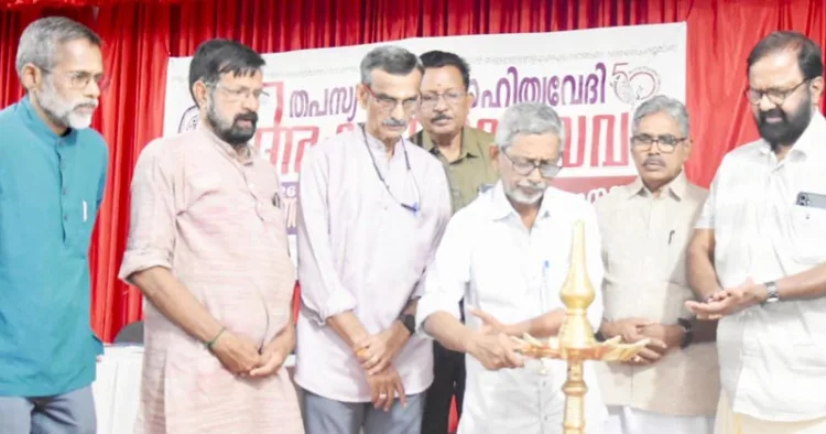 ആലുവ വൈഎംസിഎയില്‍ തപസ്യ സുവര്‍ണ ജൂബിലി സമാപനത്തോടനുബന്ധിച്ച അക്ഷരോത്സവം ഭാരതീയ വിചാരകേന്ദ്രം ഡയറക്ടര്‍ ആര്‍. സഞ്ജയന്‍ ഉദ്ഘാടനം ചെയ്യുന്നു. കെ.വി. രാജീവ്, വെണ്ണല മോഹന്‍, ലക്ഷ്മി നാരായണന്‍, പ്രേംകുമാര്‍, പ്രൊഫ. പി.ജി. ഹരിദാസ്, കെ.ടി. രാമചന്ദ്രന്‍ എന്നിവര്‍ സമീപം