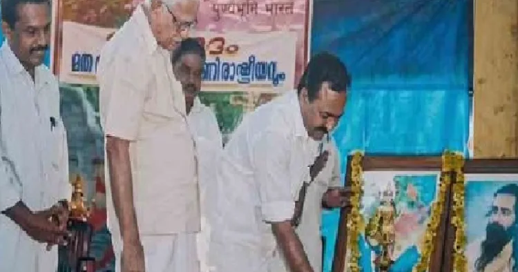 വടക്കന്‍ പറവൂരില്‍ നടന്ന ആര്‍എസ്എസ് നേതാവ് ഗോള്‍വാള്‍ക്കറുടെ ജന്മശതാബ്ദി പരിപാടി നിലവിളക്ക് കൊളുത്തി ഉദ്ഘാടനം ചെയ്യുന്ന വി.ഡി. സതീശന്‍റെ ചിത്രം