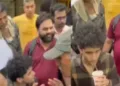 പ്രായമുള്ള ഒരാള്‍ പോസ്റ്റര്‍ മടക്കി വിശറിയാക്കി കോക്രോച്ച് ജനതാ പാര്‍ട്ടി വക്താവ് സൗരവ് ദാസിന് വീശിക്കൊടുക്കുന്നു (ഇടത്ത്) ദല്‍ഹിയിലെ ചൂടില്‍ നിന്നും രക്ഷപ്പെടാന്‍ സൗരവ് ദാസ് ഇടയ്ക്കിടെ കോള്‍ഡ് കോഫി കുടിക്കുന്നു (വലത്ത്)