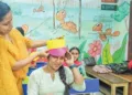 പവേശനോത്സവത്തിന് ഇന്ന് കുട്ടികളെ അണിയിക്കാനുള്ള
വര്‍ണത്തൊപ്പികള്‍ തയ്യാറാക്കുന്നതിനിടെ പാകമാകുമോ എന്ന് പരിശോധിക്കുന്ന അദ്ധ്യാപികമാര്‍