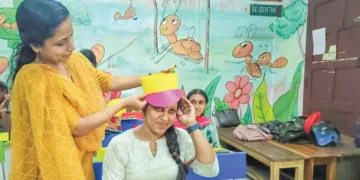 പവേശനോത്സവത്തിന് ഇന്ന് കുട്ടികളെ അണിയിക്കാനുള്ള
വര്‍ണത്തൊപ്പികള്‍ തയ്യാറാക്കുന്നതിനിടെ പാകമാകുമോ എന്ന് പരിശോധിക്കുന്ന അദ്ധ്യാപികമാര്‍