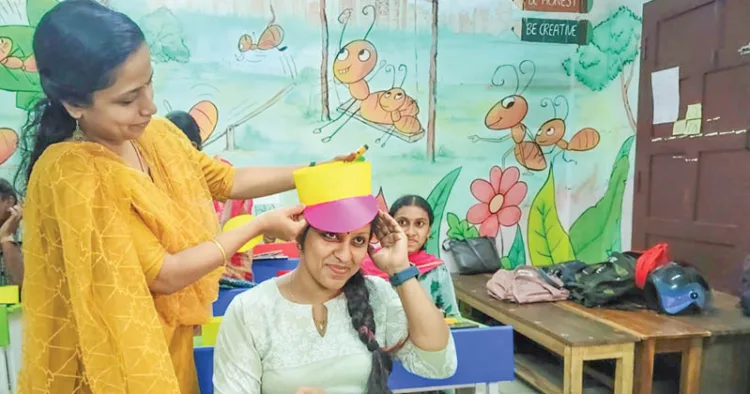 പവേശനോത്സവത്തിന് ഇന്ന് കുട്ടികളെ അണിയിക്കാനുള്ള
വര്‍ണത്തൊപ്പികള്‍ തയ്യാറാക്കുന്നതിനിടെ പാകമാകുമോ എന്ന് പരിശോധിക്കുന്ന അദ്ധ്യാപികമാര്‍