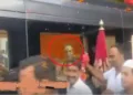 യുപിയില്‍ ബീഫ് കയറ്റുമതി നിരോധിക്കണമെന്നാവശ്യപ്പെട്ട് സമരം ചെയ്യുന്ന ശങ്കരാചാര്യരെ കാണാന്‍ മുസ്ലിങ്ങള്‍ തിക്കിത്തിരക്കുന്നു