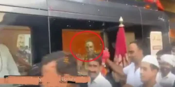 യുപിയില്‍ ബീഫ് കയറ്റുമതി നിരോധിക്കണമെന്നാവശ്യപ്പെട്ട് സമരം ചെയ്യുന്ന ശങ്കരാചാര്യരെ കാണാന്‍ മുസ്ലിങ്ങള്‍ തിക്കിത്തിരക്കുന്നു