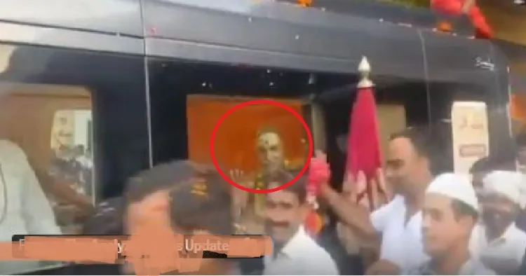 യുപിയില്‍ ബീഫ് കയറ്റുമതി നിരോധിക്കണമെന്നാവശ്യപ്പെട്ട് സമരം ചെയ്യുന്ന ശങ്കരാചാര്യരെ കാണാന്‍ മുസ്ലിങ്ങള്‍ തിക്കിത്തിരക്കുന്നു