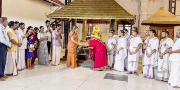 കാസര്‍കോട് ഇടനീര്‍ മഠാധിപതി ശങ്കരാചാര്യ ശ്രീമദ് സ്വാമി
സച്ചിദാനന്ദഭാരതി മഹാരാജ് ശ്രീരാമ ദീപപ്രയാണ രഥത്തിലേക്കുള്ള ശ്രീരാമപാദുകങ്ങളുടെ സമര്‍പ്പണം നിര്‍വഹിക്കുന്നു