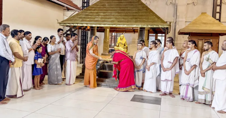 കാസര്‍കോട് ഇടനീര്‍ മഠാധിപതി ശങ്കരാചാര്യ ശ്രീമദ് സ്വാമി
സച്ചിദാനന്ദഭാരതി മഹാരാജ് ശ്രീരാമ ദീപപ്രയാണ രഥത്തിലേക്കുള്ള ശ്രീരാമപാദുകങ്ങളുടെ സമര്‍പ്പണം നിര്‍വഹിക്കുന്നു