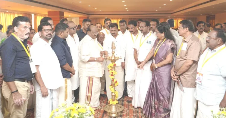 എസ്എന്‍ഡിപി യോഗം നേതൃയോഗം ബെംഗളൂരുവില്‍ ജനറല്‍ സെക്രട്ടറി വെള്ളാപ്പള്ളി നടേശന്‍ ഉദ്ഘാടനം ചെയ്യുന്നു