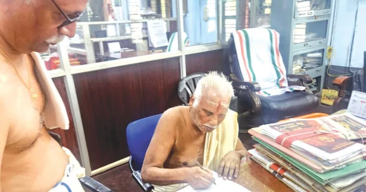 തിരുമാന്ധാംകുന്ന് ക്ഷേത്ര ഭരണം ട്രസ്റ്റി ഏറ്റെടുത്തതായുള്ള
അറിയിപ്പില്‍ ട്രസ്റ്റി എം.സി. ശ്രീധരവര്‍മ്മരാജ ഒപ്പുവെക്കുന്നു