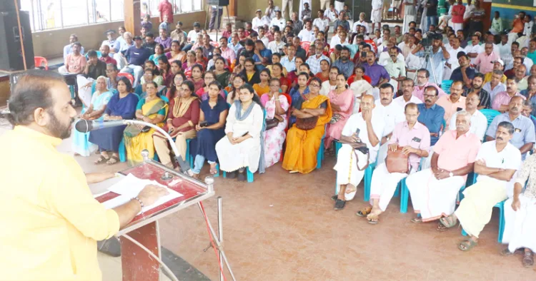 വഖഫ് അധിനിവേശത്തിനെതിരെ തളിപ്പറമ്പില്‍ ബിജെപി സംഘടിപ്പിച്ച പ്രതിഷേധക്കൂട്ടായ്മ സംസ്ഥാന ജനറല്‍
സെക്രട്ടറി എസ്. സുരേഷ് ഉദ്ഘാടനം ചെയ്യുന്നു