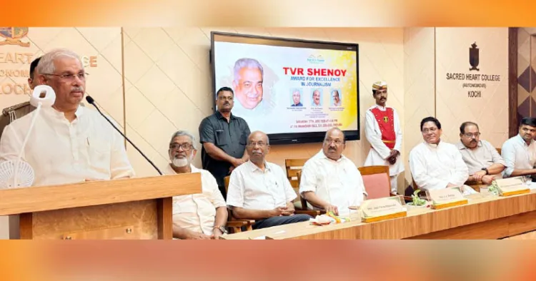മികച്ച മാധ്യമപ്രവര്‍ത്തകന് പ്രൊഫ. കെ.വി. തോമസ് വിദ്യാധനം ട്രസ്റ്റ് ഏര്‍പ്പെടുത്തിയ ടി.വി.ആര്‍. ഷേണായി അവാര്‍ഡ് ദാന ചടങ്ങ് തേവര എസ്എച്ച് കോളജില്‍ ഗവര്‍ണര്‍ രാജേന്ദ്ര വിശ്വനാഥ് ആര്‍ലേക്കര്‍ ഉദ്ഘാടനം ചെയ്യുന്നു