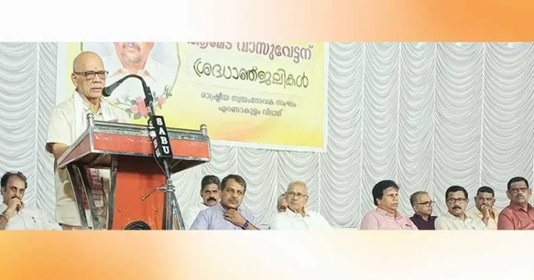 തൃപ്പൂണിത്തുറ ലായം കൂത്തമ്പലത്തില്‍ ആര്‍എസ്എസ് എറണാകുളം മുന്‍ വിഭാഗ് സംഘചാലക് എം.എ. വാസുദേവന്‍ അനുസ്മരണം മുതിര്‍ന്ന പ്രചാരകന്‍ എസ്. സേതുമാധവന്‍ നിര്‍വഹിക്കുന്നു