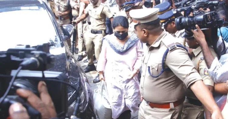 ചോദ്യം ചെയ്യലിന് ഇ ഡി ഓഫീസില്‍ എത്തിയ വീണാ വിജയന്‍