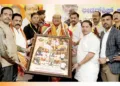ബെംഗ്ലൂരുവില്‍ നടന്ന എസ്എന്‍ഡിപി യോഗം നേതൃ പരിശീലന ക്യാമ്പില്‍ ജനറല്‍ സെക്രട്ടറി വെള്ളാപ്പള്ളി നടേശനെ ബെംഗ്ലൂരു യൂണിയന്‍ ആദരിക്കുന്നു