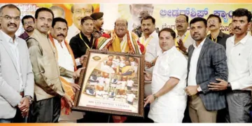 ബെംഗ്ലൂരുവില്‍ നടന്ന എസ്എന്‍ഡിപി യോഗം നേതൃ പരിശീലന ക്യാമ്പില്‍ ജനറല്‍ സെക്രട്ടറി വെള്ളാപ്പള്ളി നടേശനെ ബെംഗ്ലൂരു യൂണിയന്‍ ആദരിക്കുന്നു