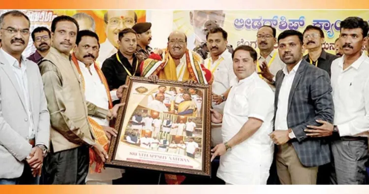 ബെംഗ്ലൂരുവില്‍ നടന്ന എസ്എന്‍ഡിപി യോഗം നേതൃ പരിശീലന ക്യാമ്പില്‍ ജനറല്‍ സെക്രട്ടറി വെള്ളാപ്പള്ളി നടേശനെ ബെംഗ്ലൂരു യൂണിയന്‍ ആദരിക്കുന്നു