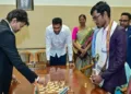 നോര്‍വ്വെ ചെസ് കിരീടം നേടി തമിഴ്നാട്ടിലെത്തിയ പ്രജ്ഞാനന്ദയ്ക്ക് സ്വീകരണം നല‍്കി മുഖ്യമന്ത്രി ജോസഫ് വിജയ്. 50 ലക്ഷം രൂപ ക്യാഷ് അവാര്‍ഡ് നല്‍കി. മുഖ്യമന്ത്രി ജോസഫ് വിജയും പ്രജ്ഞാനന്ദയും ചെസ് കളിക്കുന്നു